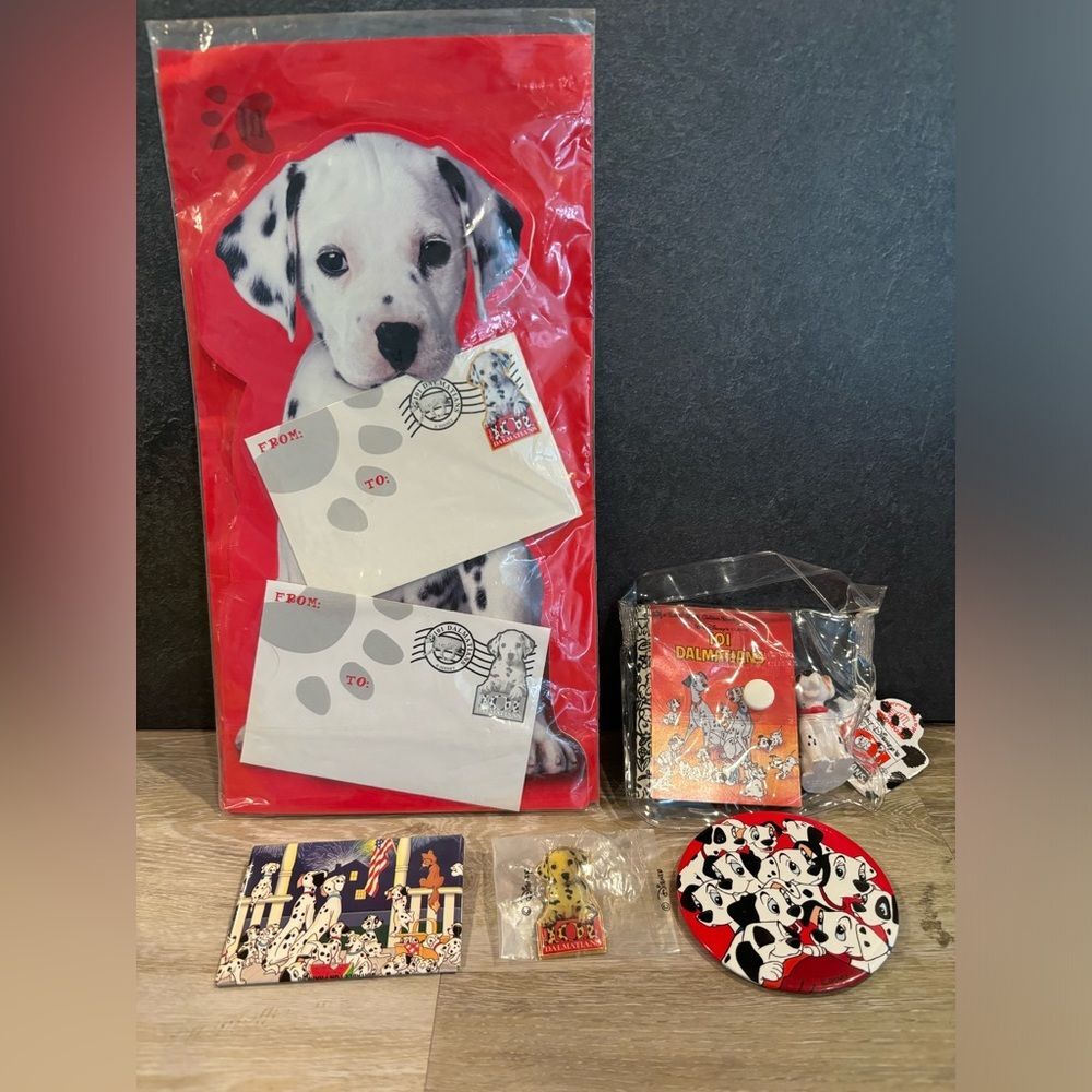 Disney’s 101 Dalmatians set: greeting card
book plastic puppy 2 buttons 1 pin